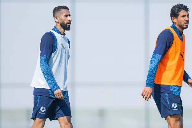 الفرج خلال مشاركته في التدريبات ويبدو أحمد حجازي (نادي نيوم)