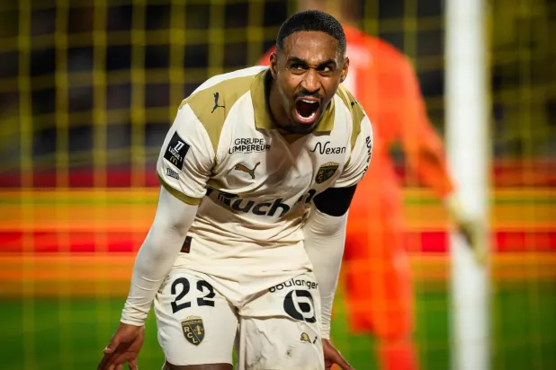 احتفال ويسلي سعيد بهدفه لصالح لانس (أ.ف.ب)