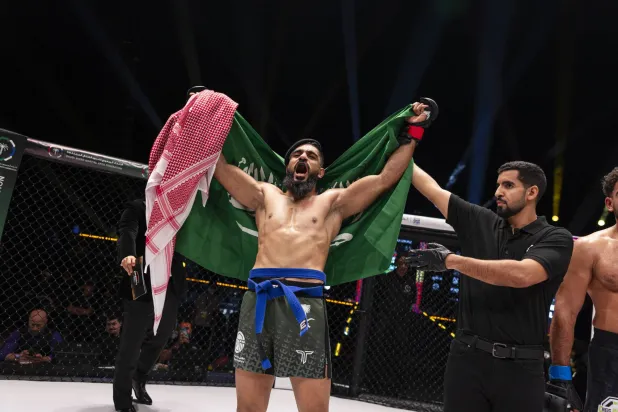 أحمد إبراهيم محتفلاً بانتصاره في دوري المقاتلين المحترفين (الشرق الأوسط)