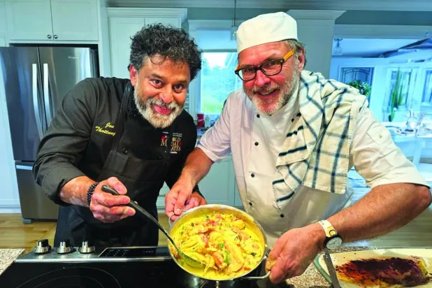 الشيف الكندي جو ثوتونغال مستعرضا إحدى وجباته (السفارة الكندية) بالرياض