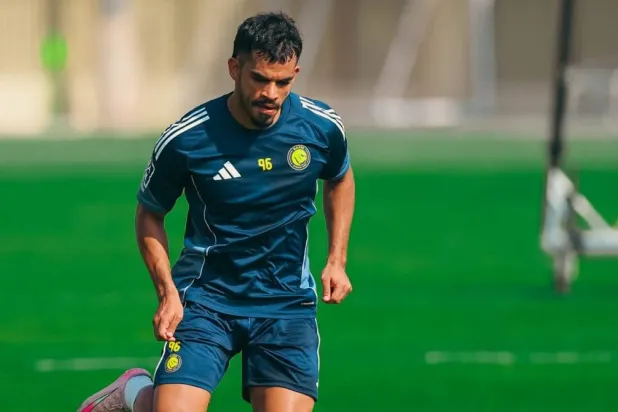 الناصر خلال مشاركته في تدريبات النصر (موقع النادي)
