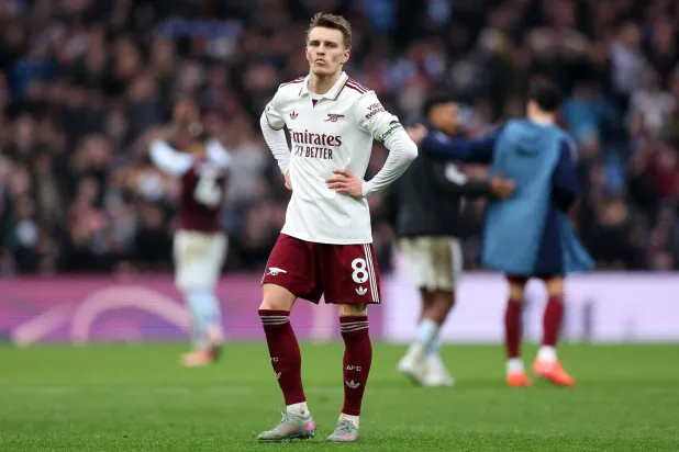 لاعب آرسنال مارتن أوديغارد واحزان الهزيمة أمام أستون فيلا (رويترز)