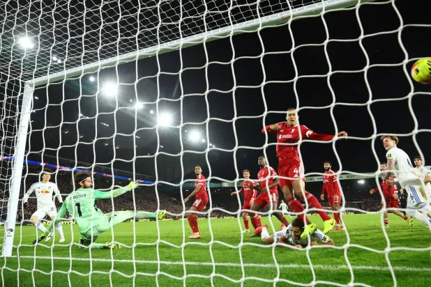 كرة تاناكا تستقر في شباك ليفربول (رويترز)