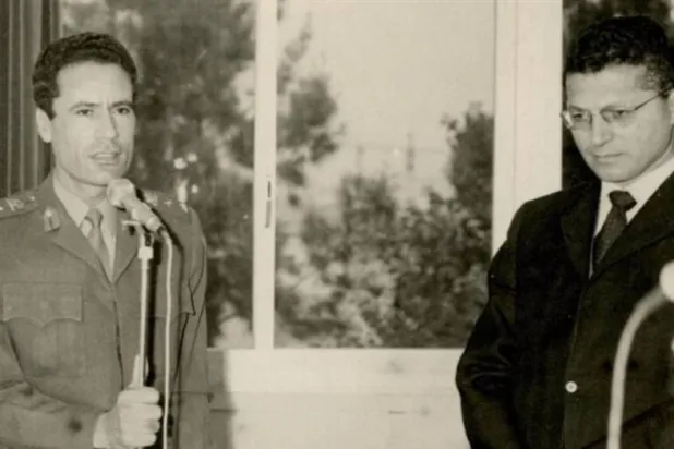 صورة من الفيلم لمنصور رشيد الكيخيا إلى جانب الرئيس الليبي الراحل معمر القذافي