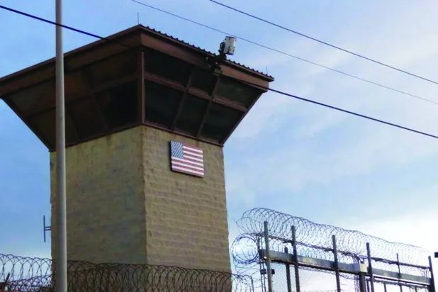 برج مراقبة... البوابة الرئيسية للمعتقل الموجود بقاعدة غوانتانامو الأميركية في جزيرة كوبا يوم 16 أكتوبر 2018 (أ.ف.ب)