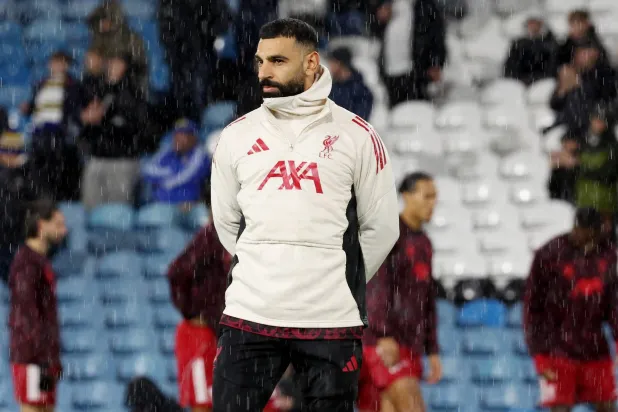 صلاح غاضب من إبقاءه على دكة البدلاء (رويترز)