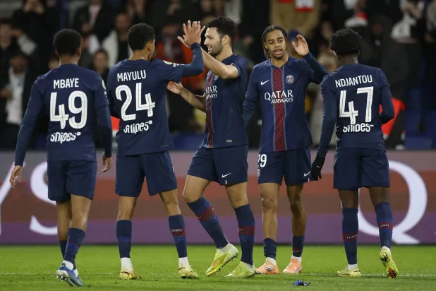 لاعبو سان جيرمان يحتفلون بأحد أهدافهم في المباراة (إ.ب.أ)