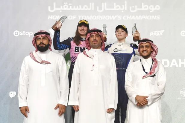 الأمير سعود بن عبدالله بن جلوي محافظ جده لدى تتويج الأبطال (الشرق الأوسط)