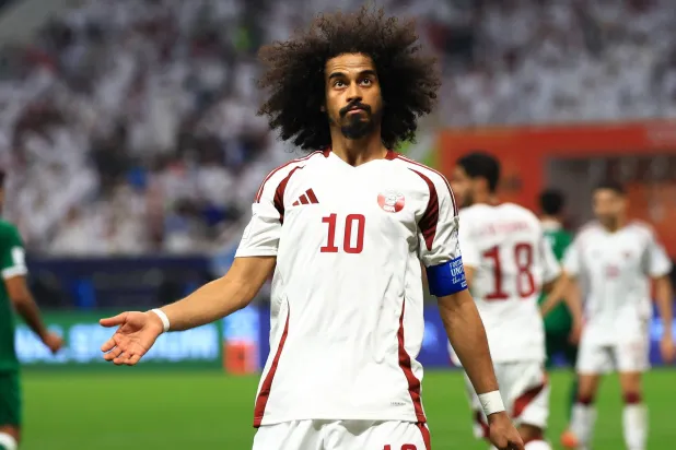 أكرم عفيف أحد ابرز أوراق المنتخب القطري (رويترز)