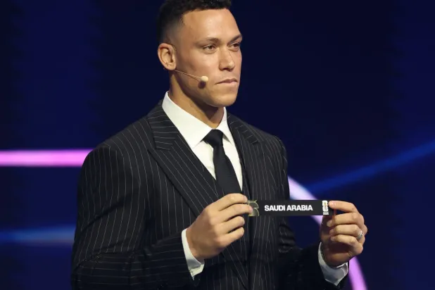 آرون جادج لاعب البيسبول الأميركي لحظة عرض بطاقة السعودية في القرعة (أ.ب)