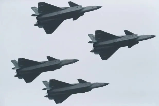 Geçtiğimiz yıl askeri geçit töreninde Çin savaş uçakları (Arşiv- Reuters)