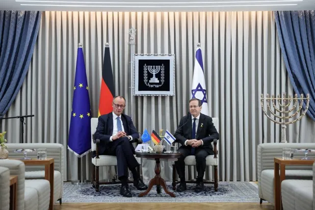 German Chancellor Friedrich Merz (L) meets with Israeli President Isaac Herzog at the President's residence in Jerusalem, 06 December 2025. (EPA)