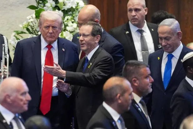 من اليسار: الرئيس الأميركي دونالد ترمب ونظيره الإسرائيلي إسحق هرتسوغ ورئيس الوزراء الإسرائيلي بنيامين نتنياهو (رويترز)