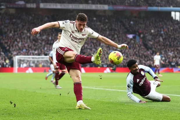 Football - Premier League - Aston Villa v Arsenal - Villa Park, Birmingham, Britain - December 6, 2025 Arsenal's Viktor Gyokeres in action with Aston Villa's Ian Maatsen. (Reuters) 