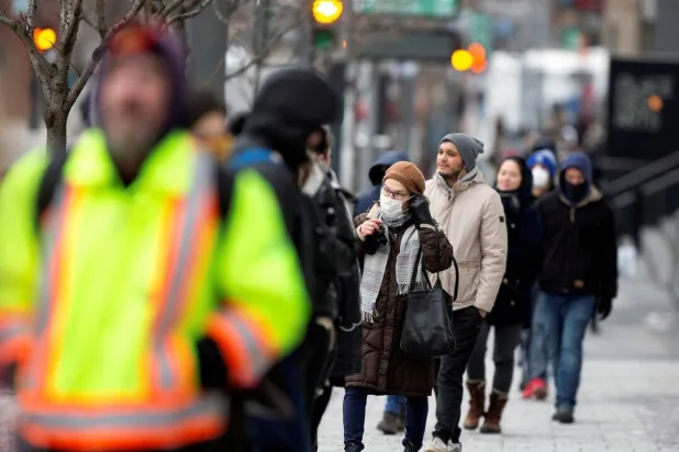 امرأة ترتدي الكمامة خلال فترة انتشار الجائحة في كندا (رويترز)