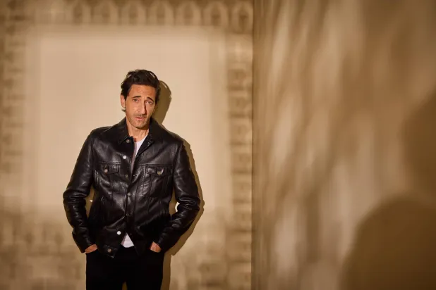 النجم الحاصل على جائزتي «أوسكار» أدريان برودي في أحدث جلسة تصوير (المهرجان)