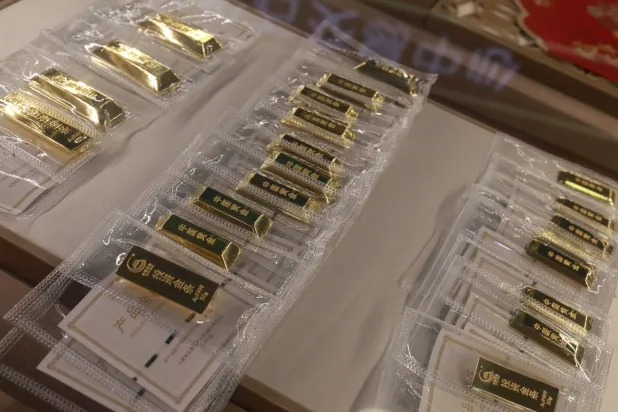 عرض سبائك الذهب بمعرض الصين الدولي للمجوهرات في بكين (إ.ب.أ)