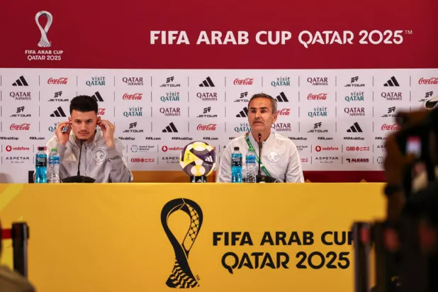 عبد الله الحمدان بجانب رودريغيز خلال المؤتمر الصحافي (تصوير: سعد العنزي)