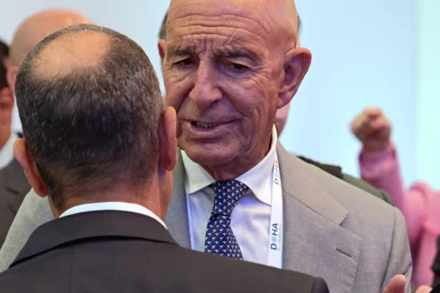  المبعوث الأميركي لسوريا توماس برّاك وهو يتحدث مع الضيوف في افتتاح «منتدى الدوحة» في قطر (أ.ف.ب)