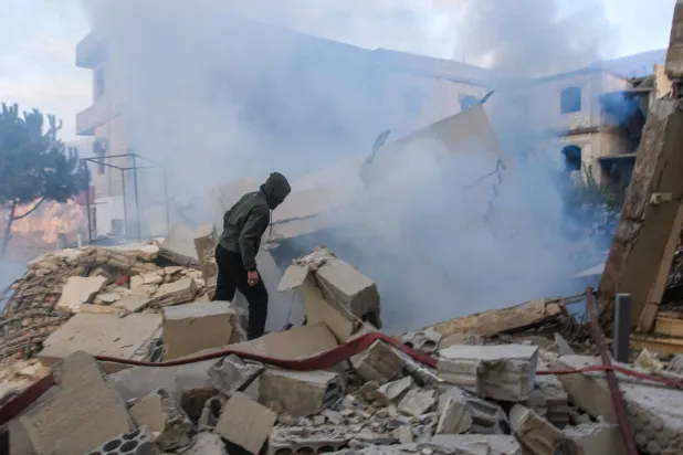 رجل يتفقد الدمار في موقع غارة جوية إسرائيلية استهدفت قرية جباع جنوب لبنان 4 ديسمبر الحالي (أ.ف.ب)