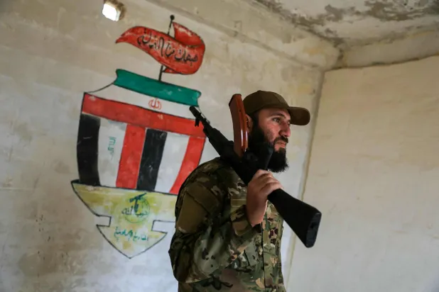 جندي من وزارة الدفاع السورية خلال جولة داخل ما كانت يوماً قاعدة عسكرية إيرانية جنوب حلب (أ.ف.ب)