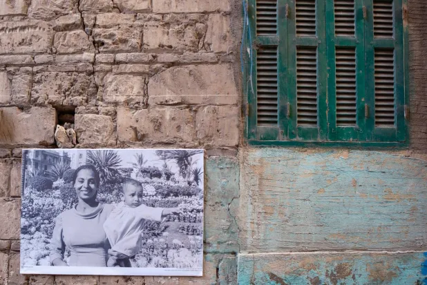 صورة تبرز حرص الأسرة المصرية قديماً على زيارة الحدائق العامة (الشرق الأوسط)