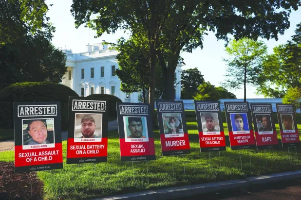 البيت الأبيض وضع ملصقات لأشخاص وُصفوا بأنهم مهاجرون غير شرعيين تم القبض عليهم (أرشيفية - رويترز)