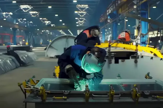 عمال في أحد المصانع السعودية (رؤية 2030)