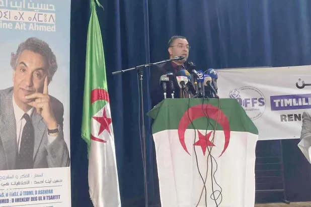 السكرتير الأول لحزب «جبهة القوى الاشتراكية» الجزائرية خلال اجتماع في بجاية (إعلام الحزب)