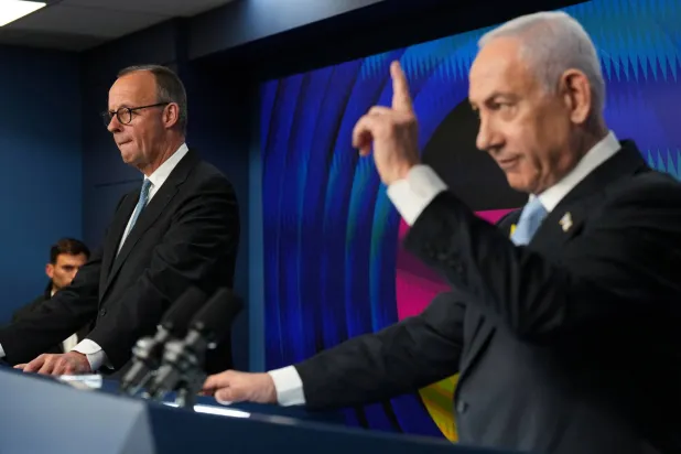 نتنياهو يتحدث إلى وسائل الإعلام خلال مؤتمر صحافي مشترك مع المستشار الألماني فريدريك ميرتس في القدس يوم الأحد (رويترز)