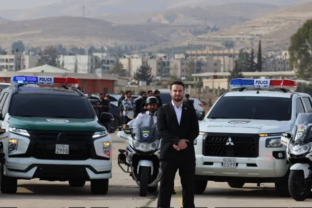 نور الدين البابا المتحدث باسم وزارة الداخلية وخلفه عدد من عناصر وسيارات الشرطة (حساب المتحدث باسم الداخلية السورية عبر منصة إكس)