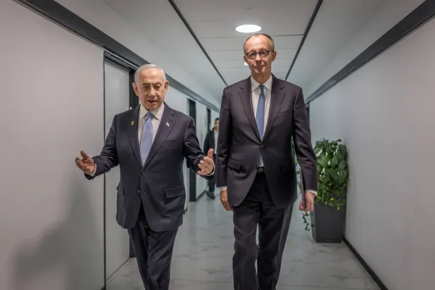 رئيس الوزراء الإسرائيلي بنيامين نتنياهو والمستشار الألماني فريدريش ميرتس في القدس (د.ب.أ)