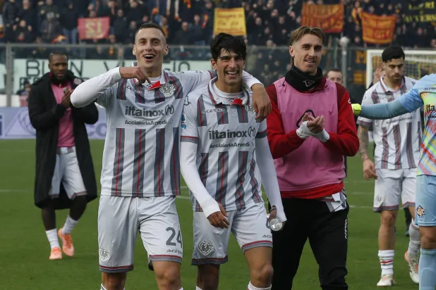 احتفالية لاعبي كريمونيزي بعد الفوز على ليتشي (إ.ب.أ)