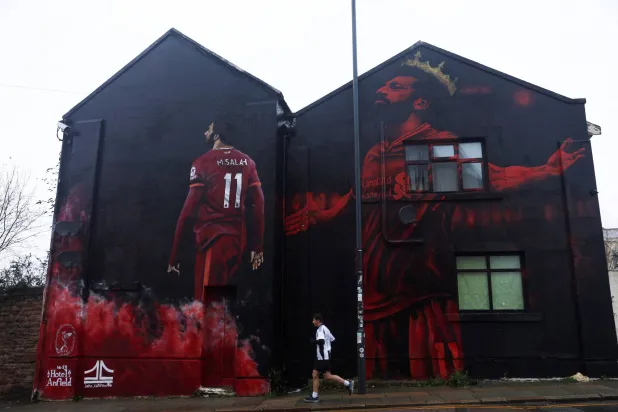 جدارية للنجم الدولي المصري محمد صلاح في ليفربول (رويترز)