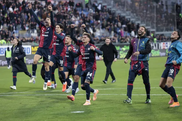 احتفالية لاعبي كالياري مع جماهيرهم بالفوز الغالي على روما (رويترز)