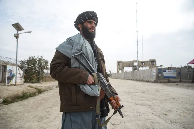 دعت الأمم المتحدة الأحد سلطات «طالبان» إلى رفع حظر تفرضه منذ 3 أشهر على عمل موظفاتها الأفغانيات في مقراتها في أفغانستان (أ.ف.ب)