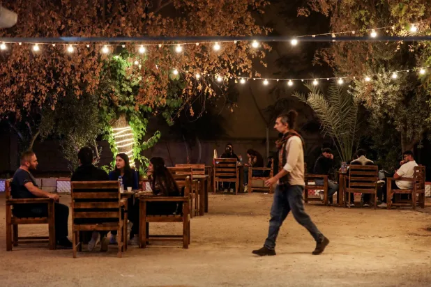 كافتيريا في القامشلي يقول السكان المحليون إنها كانت مركزاً أمنياً سابقاً أثناء حكم الرئيس المخلوع بشار الأسد (رويترز)