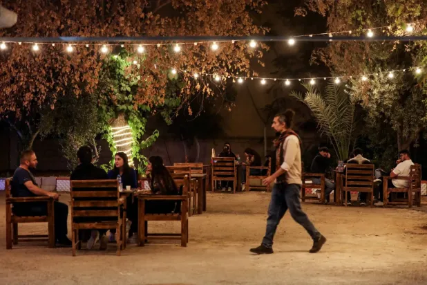 Yerel halkın, devrik Cumhurbaşkanı Beşşar Esed döneminde eski bir güvenlik merkezi olduğunu söylediği Kamışlı'daki bir kafeterya (Reuters)