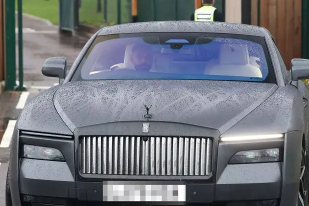 محمد صلاح عند مغادرته مقر تدريبات ليفربول (صحيفة ليفربول إيكو) 