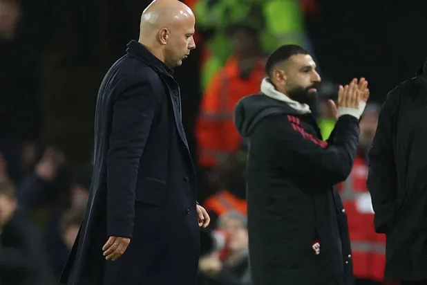 محمد صلاح وأرني سلوت... هل يغادر أحدهما؟ (رويترز)