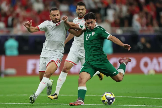 علي معلول نجم منتخب تونس (يسار) في مواجهة سوريا (رويترز)