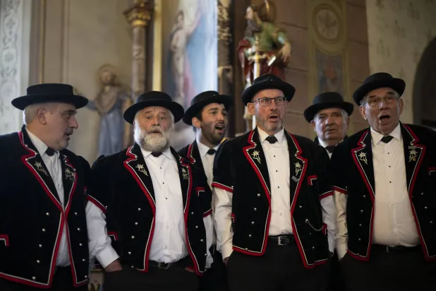 أعضاء نادي اليودلينغ السويسري يؤدّون عرضاً في كنيسة بلومّيس بالتزامن مع بحث إدراج هذا الفن على قائمة التراث غير المادي لـ«اليونيسكو» (إ.ب.أ)