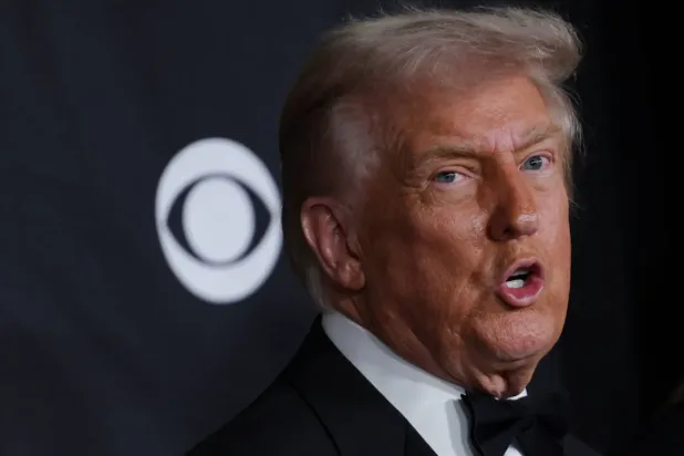 ABD Başkanı Donald Trump, 2025 Kennedy Center Onur Ödülleri töreninde kırmızı halıda duruyor. (Reuters)