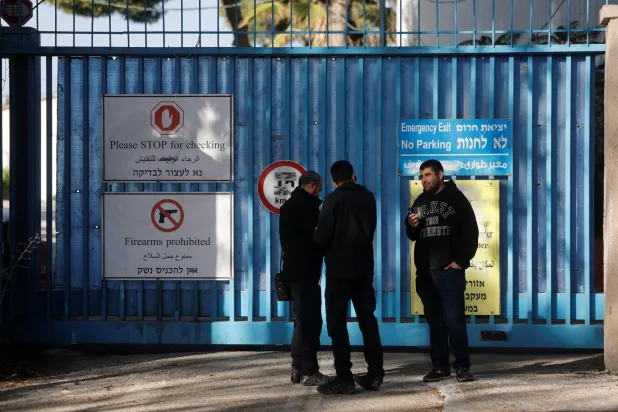 ضباط الشرطة الإسرائيلية ينتظرون خارج مقر وكالة الأمم المتحدة لإغاثة وتشغيل اللاجئين الفلسطينيين (أونروا) في القدس اليوم (رويترز)