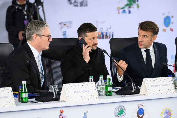 ستارمر وزيلينسكي وماكرون يحضرون اجتماعاً في تيرانا بألبانيا يوم 16 مايو 2025 (أ.ب)