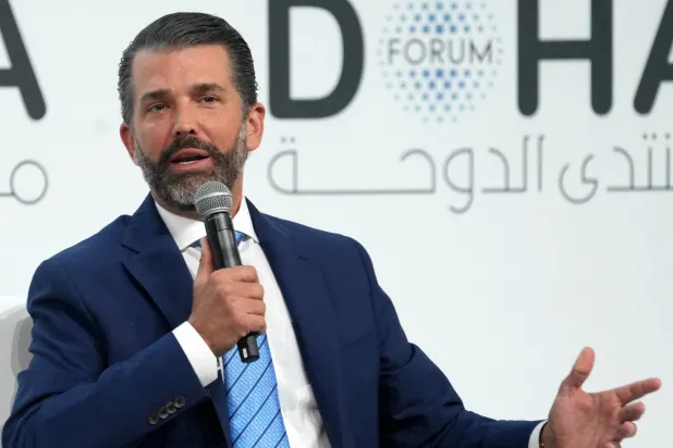 دونالد ترمب جونيور خلال حديثه ضمن فعاليات منتدى الدوحة 2025 (أ.ف.ب)