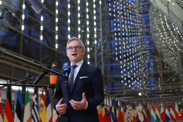 يتحدث ماغنوس برونر المفوض الأوروبي للشؤون الداخلية والهجرة إلى الصحافة خلال اجتماع وزراء الداخلية الأوروبيين في بروكسل (إ.ب.أ)