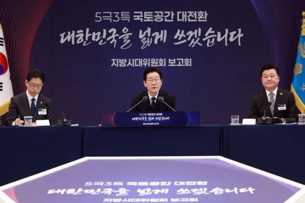 لي جيه ميونغ يتحدث خلال إحاطة سياسية للجنة الرئاسية للامركزية والتنمية المتوازنة في المكتب الرئاسي بمنطقة يونغسان (د.ب.أ)