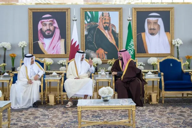 الأمير محمد بن سلمان ولي العهد رئيس مجلس الوزراء السعودي لدى استقباله أمير قطر الشيخ تميم بن حمد (واس)
