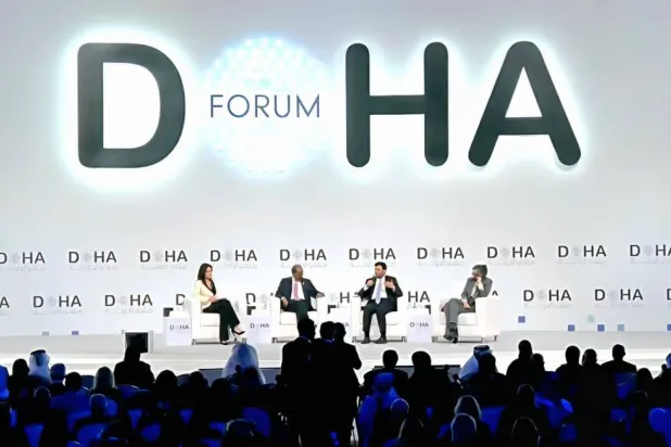 جانب من مشاركة عضو مجلس القيادة اليمني في منتدى الدوحة (إعلام حكومي)